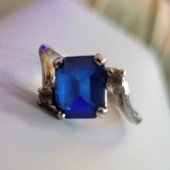 Elegant Sapphire White Gold Ring - Picture 4 of 5